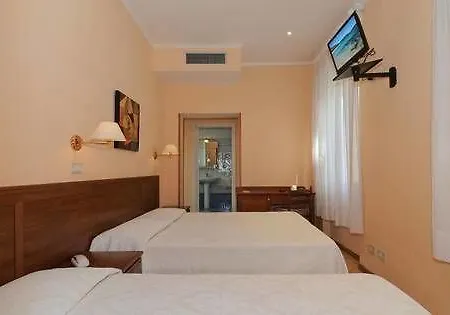 מלון Garden 3*